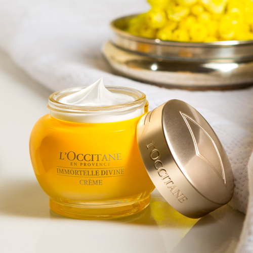 Tous les jours offrez-vous les bienfaits de l'immortelle de Corse. Avec ses propriétés cicatrisantes, hydratantes et anti-âge, elle fait de cette crème visage LE soin parfait pour une peau rayonnante de jeunesse et de vitalité
