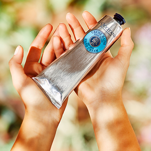 Tous les jours offrez-vous les bienfaits du karité et découvrez la douceur et le fondant de la Crème Mains Karité. Pour des mains hydratées et douces