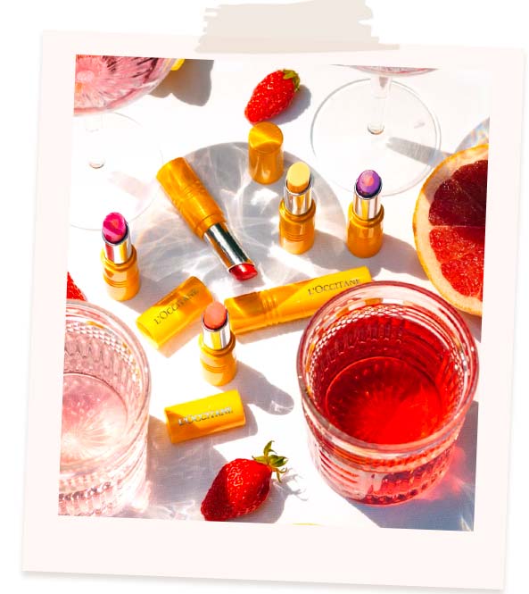 Ça y est vous avez décroché votre job de rêve, vous êtes une femme active à part entière ! Au travail ou en afterwork, nos rouge à lèvres s'adaptent à votre emploi du temps : nude, corail ou encore rouge, ils n'attendent que d'être portés ! 