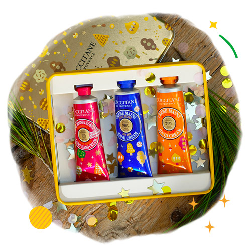 Dessinées par l'illustratrice Hsinping Pan, nos crèmes mains karité se déclinent en couleurs intenses parsemées de petits dessins pour vous faire vivre un Noël féérique. Orange, bleu où rose ? À vous de choisir !